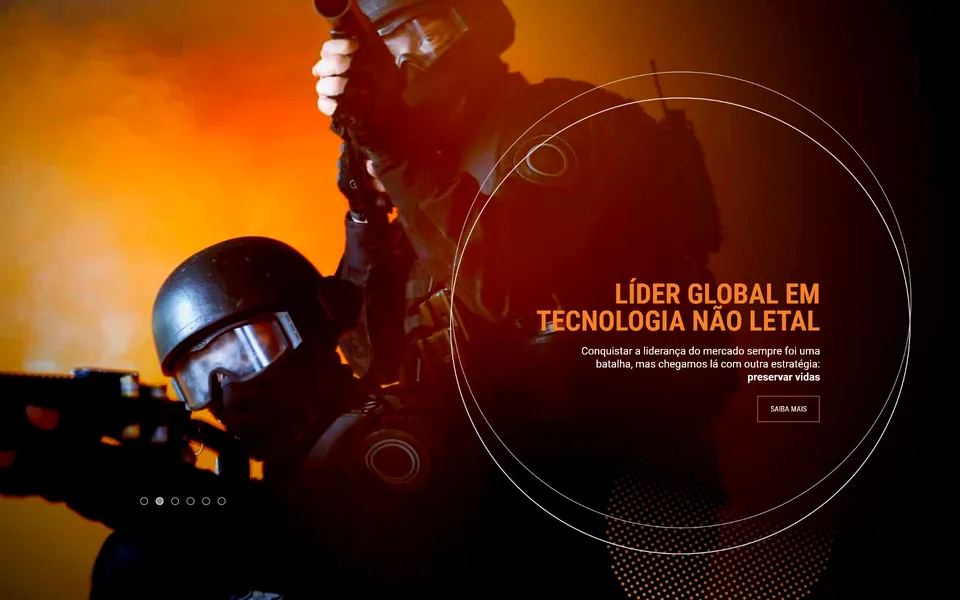Condor home page: a helmeted officer in dark light beside the line “Líder global em tecnologia não letal”.