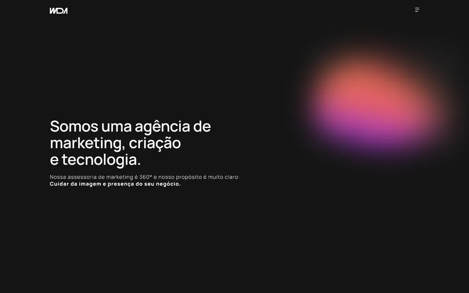 The older WDA agency site: black page reading “Somos uma agência de marketing, criação e tecnologia” beside a soft pink glow.
